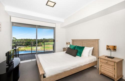 Merrimac Apartamento | Lakeside Family Oasis with Pool, Gym and Balcony