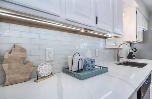 Lakeside Casa | Sleeps 13, 2 fire pits, A+ patio, free waffle bar, outdoor games, dog friendly