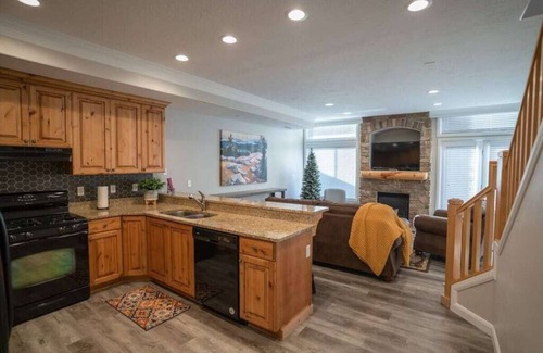 Ogden Casa | Lakeside Funscape LS33 | Pool |Pickleball |Hot Tub