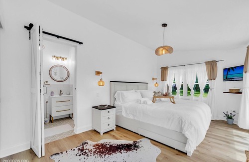 Como Casa | Lakeside Gem - Luxe 3BR Geneva Retreat w/partial Lake Views