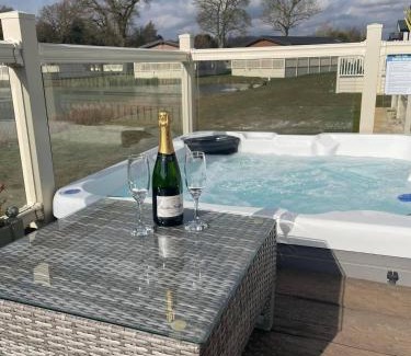 Allerthorpe Cabina | Lakeside Gem with Hot Tub