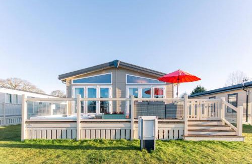 Allerthorpe Cabina | Lakeside Gem with Hot Tub