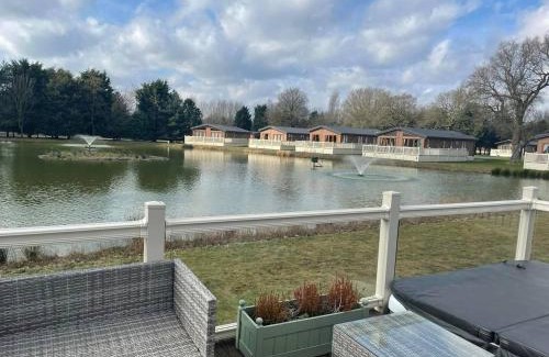 Allerthorpe Cabina | Lakeside Gem with Hot Tub