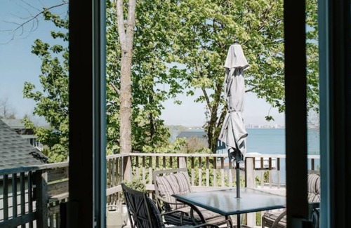 Wolfe Island Apartamento | Lakeside Getaway in Marysville, Wolfe Island - Shopkeepers Apartment