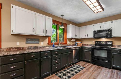 Gaylord Casa | Lakeside Getaway includes Hot Tub pet friendly