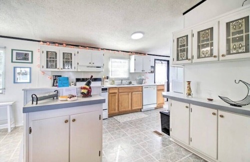 Midway Casa | Lakeside getaway!