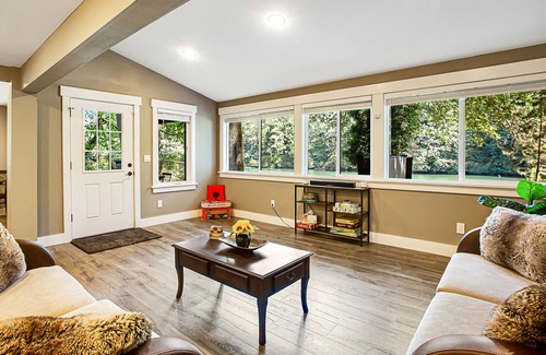 Kent Casa | Lakeside Getaway with hot tub, fire pit, & fast WiFi - steps to the water