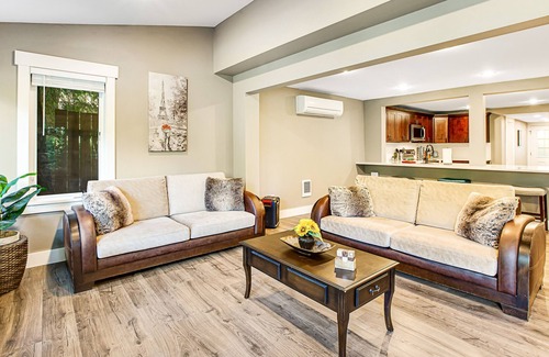 Kent Casa | Lakeside Getaway with hot tub, fire pit, & fast WiFi - steps to the water