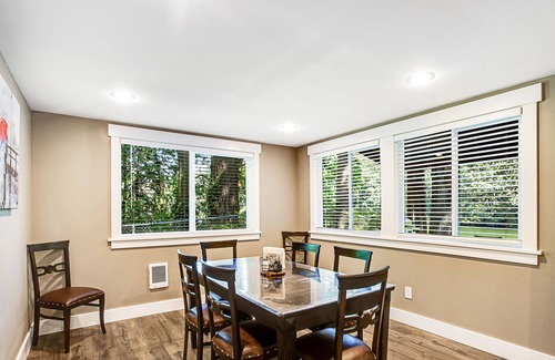 Kent Casa | Lakeside Getaway with hot tub, fire pit, & fast WiFi - steps to the water