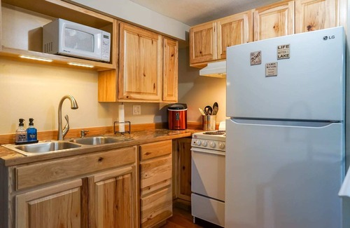 Rathdrum Casa | Lakeside Glamping Cabin - Rustic Twin Lakes Escape