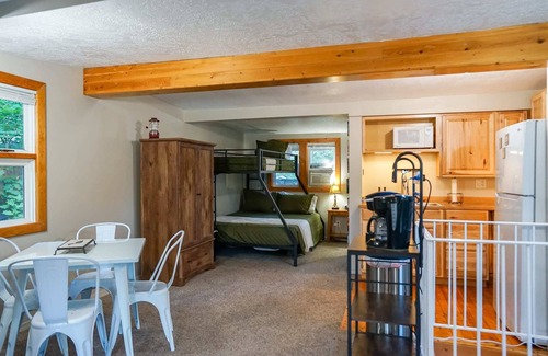 Rathdrum Casa | Lakeside Glamping Cabin - Rustic Twin Lakes Escape