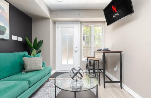 King West Village Casa | Lakeside Haven - Cozy Townhome in Liberty Village