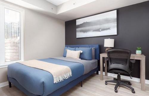King West Village Casa | Lakeside Haven - Cozy Townhome in Liberty Village