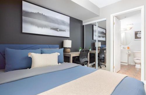 King West Village Casa | Lakeside Haven - Cozy Townhome in Liberty Village