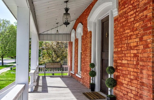 South Haven Casa | Lakeside Haven - Steps to Beach, Shops AND Dining!