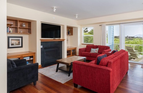 Rockaway Beach Casa | Lakeside Haven
