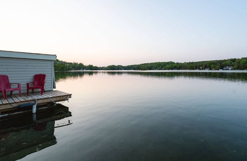 Brockton Cabaña | Lakeside Haven With Firepit & Bbq: Waterfront Cottage for Unforgettable Retreat