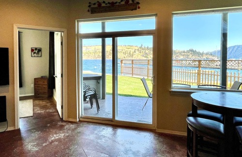 Chelan Casa | Cubiertas !! Nuevo Lake Chelan Waterfront Home, bañera de hidromasaje, magníficas vistas, a pasos del lago