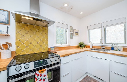 Lakeside Casa | Lakeside Home Close To Beach & Private Hot Tub! (3 Nt Min!)