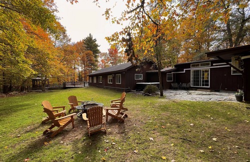 Lakeville Casa | Lakeside Home Hot Tub + Heated Pool on Private 5 Acres