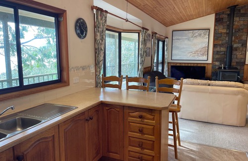 East Jindabyne Casa | Lakeside Home with views over Jindabyne to the Mountains