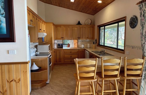 East Jindabyne Casa | Lakeside Home with views over Jindabyne to the Mountains