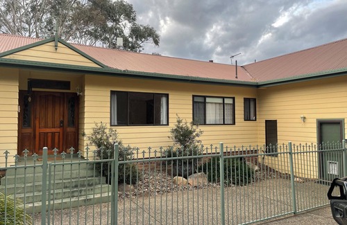 East Jindabyne Casa | Lakeside Home with views over Jindabyne to the Mountains