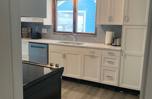 Forest Lake Cabina | Lakeside Home with Lovely Views