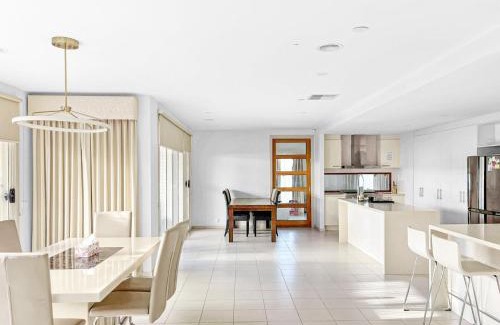Manor Lakes Casa | Lakeside House in Manor Lakes