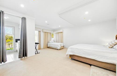 Manor Lakes Casa | Lakeside House in Manor Lakes