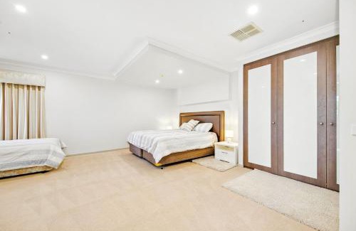 Manor Lakes Casa | Lakeside House in Manor Lakes