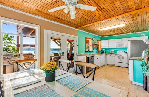 Rocky Ridge Casa | Lakeside House | Waterfront escape in Austin with resort-style pool