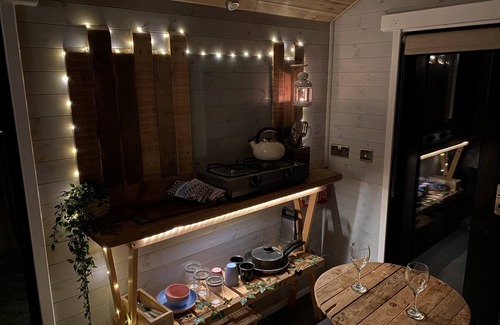 Horns Cross Cabina | Lakeside Hut with log burner and fire pit