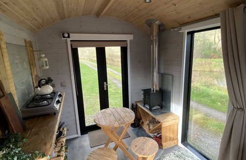 Horns Cross Cabina | Lakeside Hut with log burner and fire pit