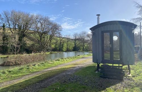 Horns Cross Cabina | Lakeside Hut with log burner and fire pit