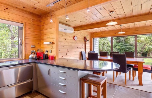 Lake Tarawera Cabaña | Lakeside Landing - Lake Tarawera Holiday Home