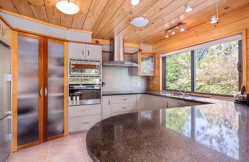 Lake Tarawera Cabaña | Lakeside Landing - Lake Tarawera Holiday Home