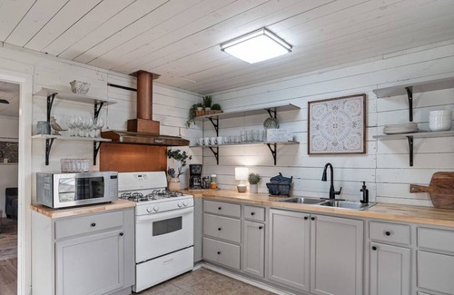 Uncertain Cabina | Lakeside Landing, Waterfront, with Kayaks & Canoes
