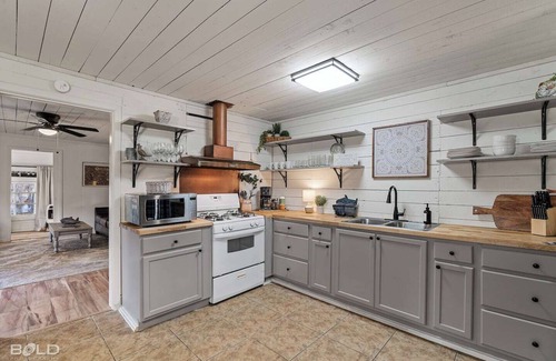 Uncertain Cabina | Lakeside Landing, Waterfront, with Kayaks & Canoes