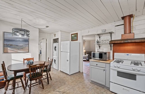 Uncertain Cabina | Lakeside Landing, Waterfront, with Kayaks & Canoes