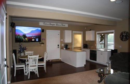 Eatonville Casa | Lakeside Living Suite! Mt Rainier, Nwtrek, Jblm
