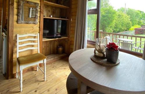 Castlemartyr Casa | Lakeside Lodge - Castlemartyr - Sleeps 4