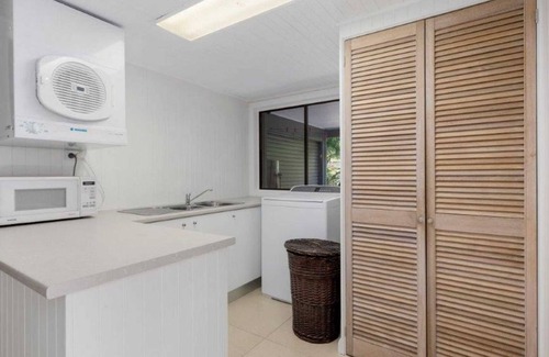 Laurieton Casa | Lakeside Lodge - Fabulous Waterfront Holiday