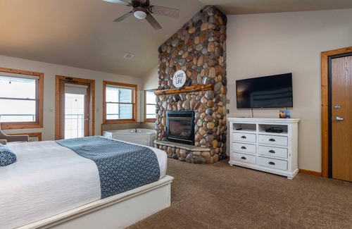 Nisswa Complejo | Lakeside Lodge King Room w/Jacuzzi Tub & Views of Gull Lake - Pet Friendly!