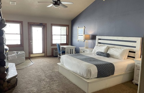 Nisswa Complejo | Lakeside Lodge King Room w/Jacuzzi Tub & Views of Gull Lake - Pet Friendly!