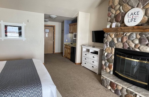 Nisswa Complejo | Lakeside Lodge King Room w/Jacuzzi Tub & Views of Gull Lake - Pet Friendly!