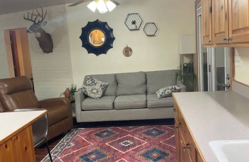 Pittsfield Cabina | Lakeside Lodge of LEGENDS; A Wilderness Wanderer’s Wonderland