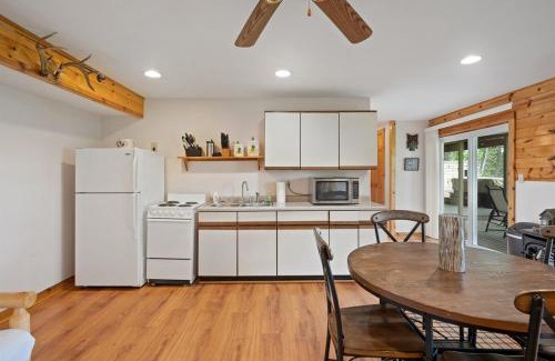 Reed City Casa | Lakeside Lodge Retreat