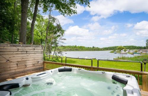 Reed City Casa | Lakeside Lodge Retreat