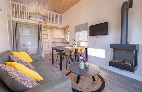 Bovenkarspel Casa | Cabaña junto al lago con jardín